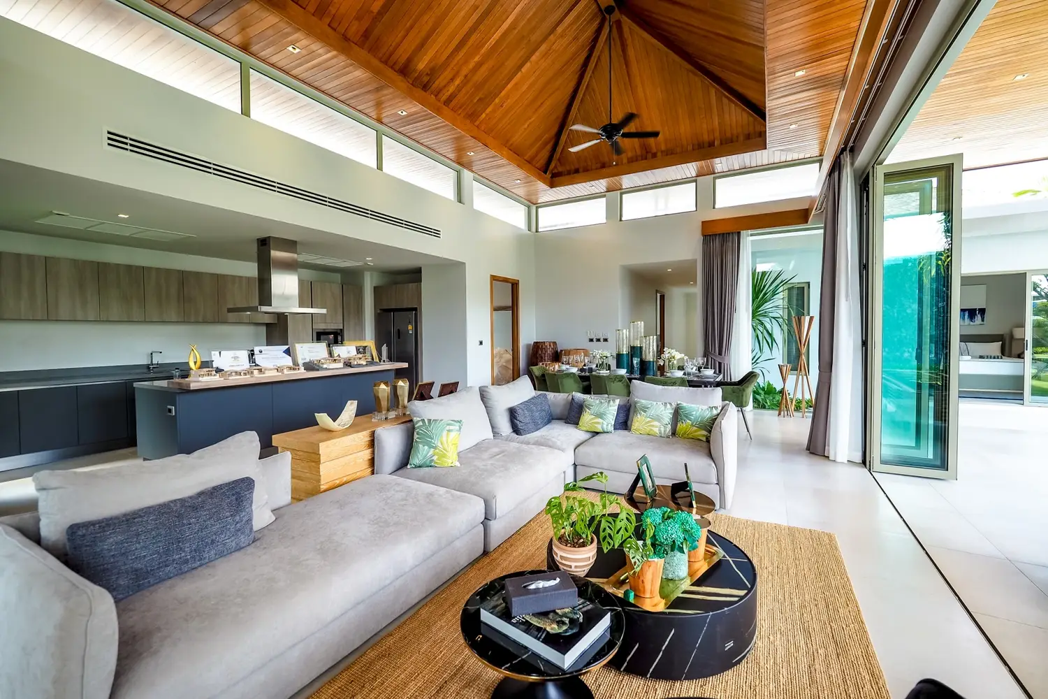Four Seasons bedrooms 4 square 455