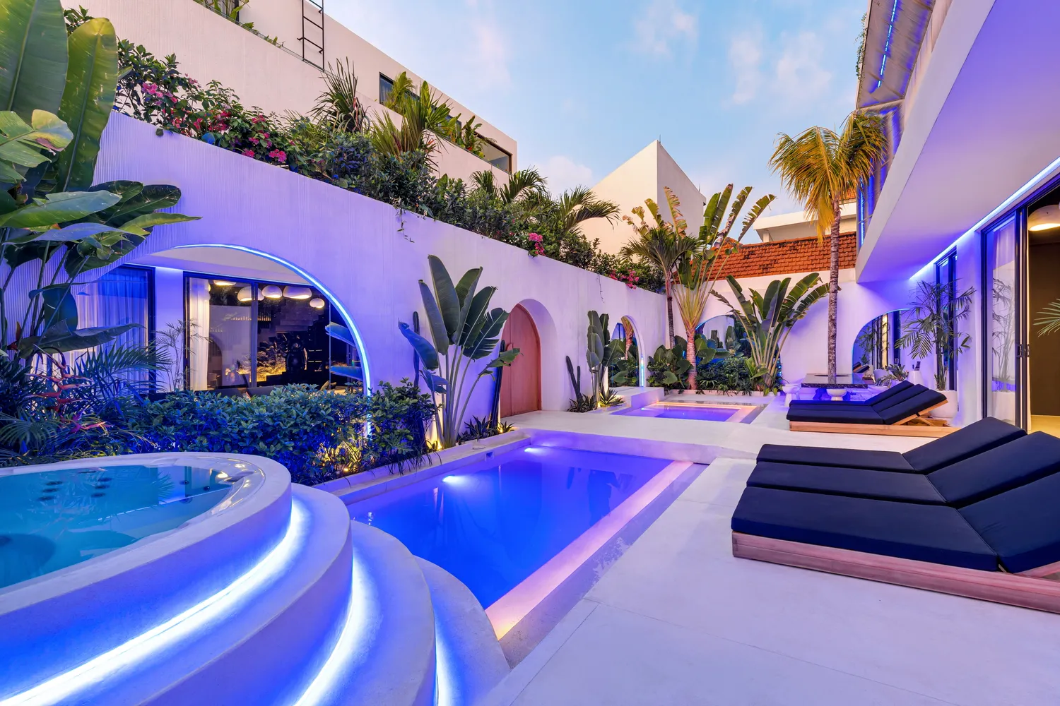 WHITE VILLAS bedrooms 4 square 313