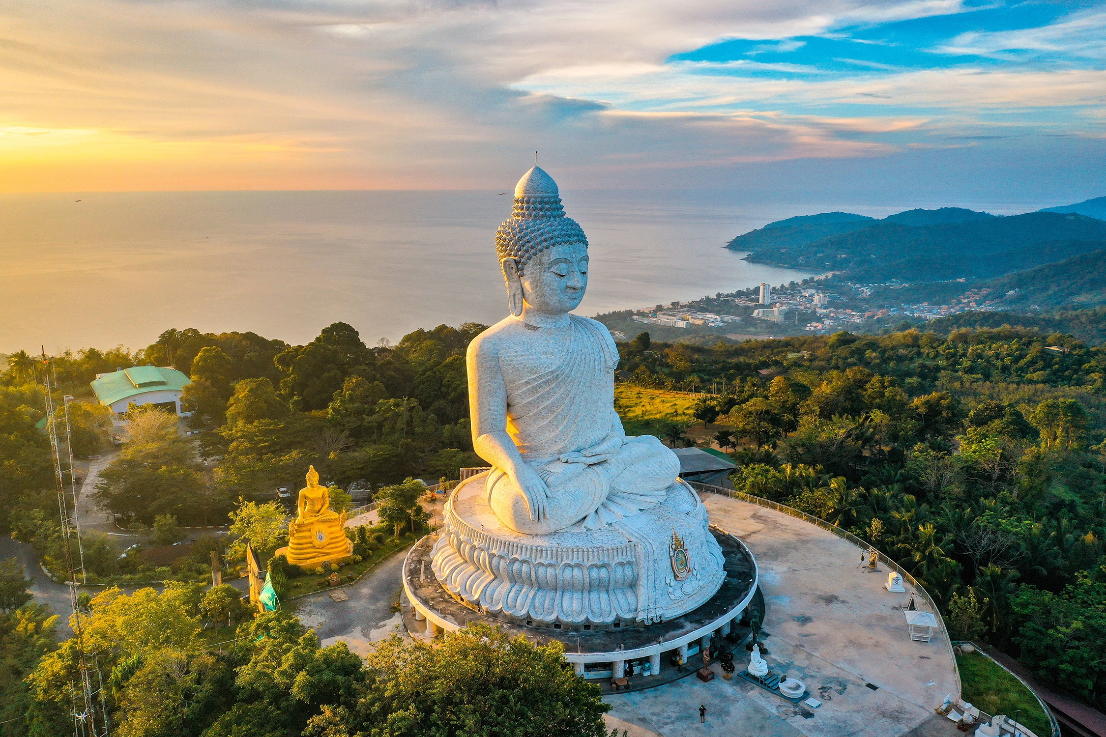 普吉岛山顶的大佛白像，俯瞰大海和海岸线