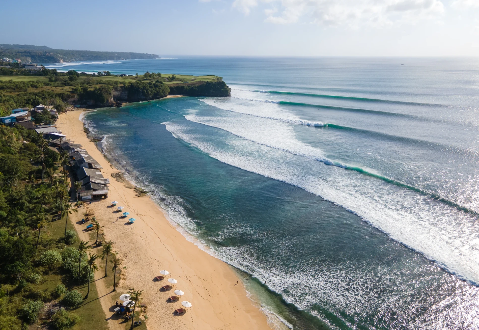 印度尼西亚投资房产出售：拥有海滨无边泳池的公寓