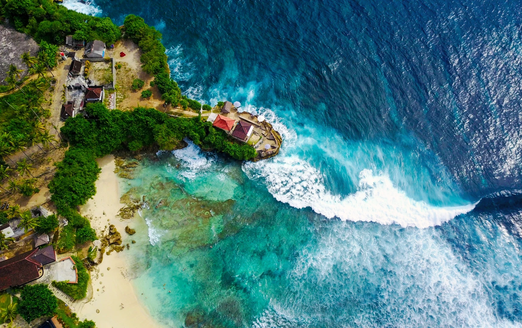 印度尼西亚豪宅出售：拥有多级海滨泳池的别墅