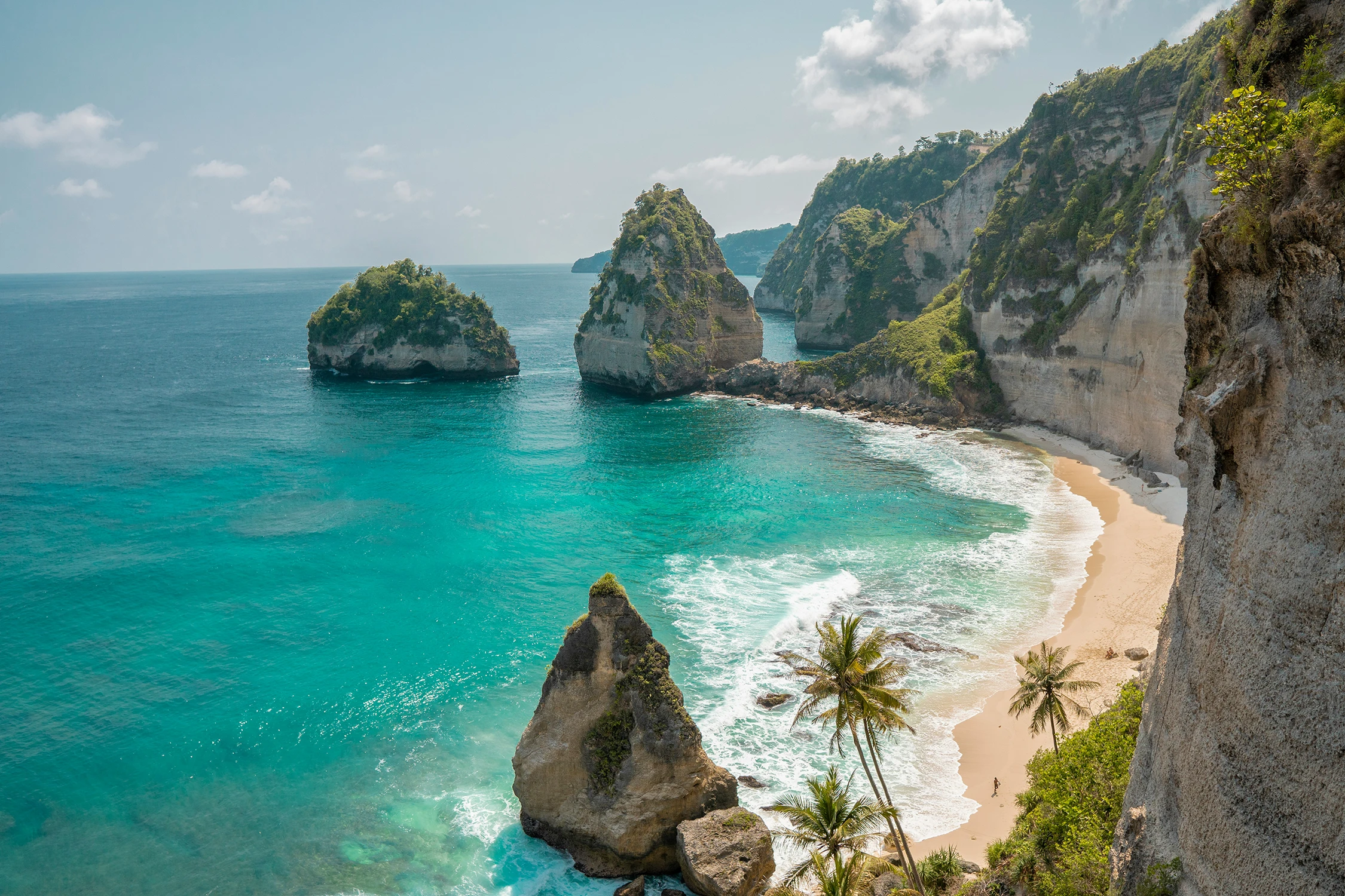 Picturesque Diamond Beach in Bali with turquoise water and towering cliffs