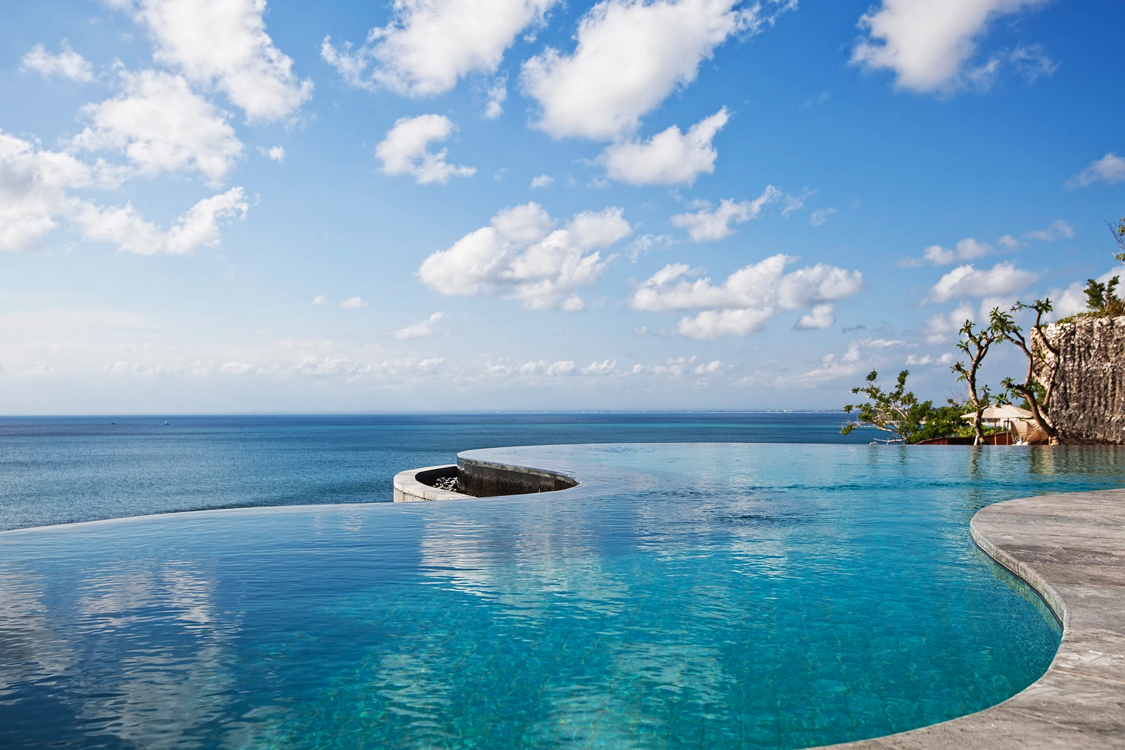 Investment in Premium Uluwatu Real Estate: Villas with infinity pools on an oceanfront cliff, Bali