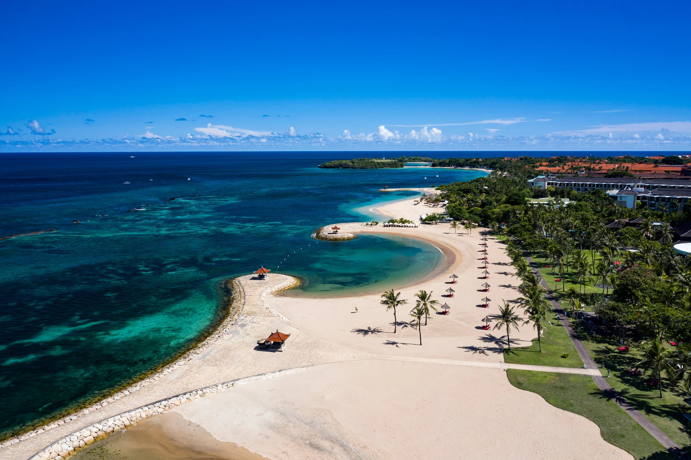 位于坎古区贝拉瓦海滩第一线的酒店现代建筑